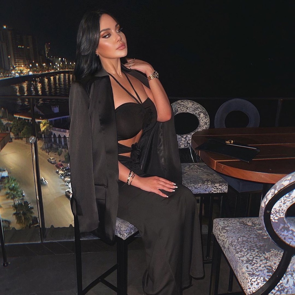 زينب فياض بفستان أسود جريء