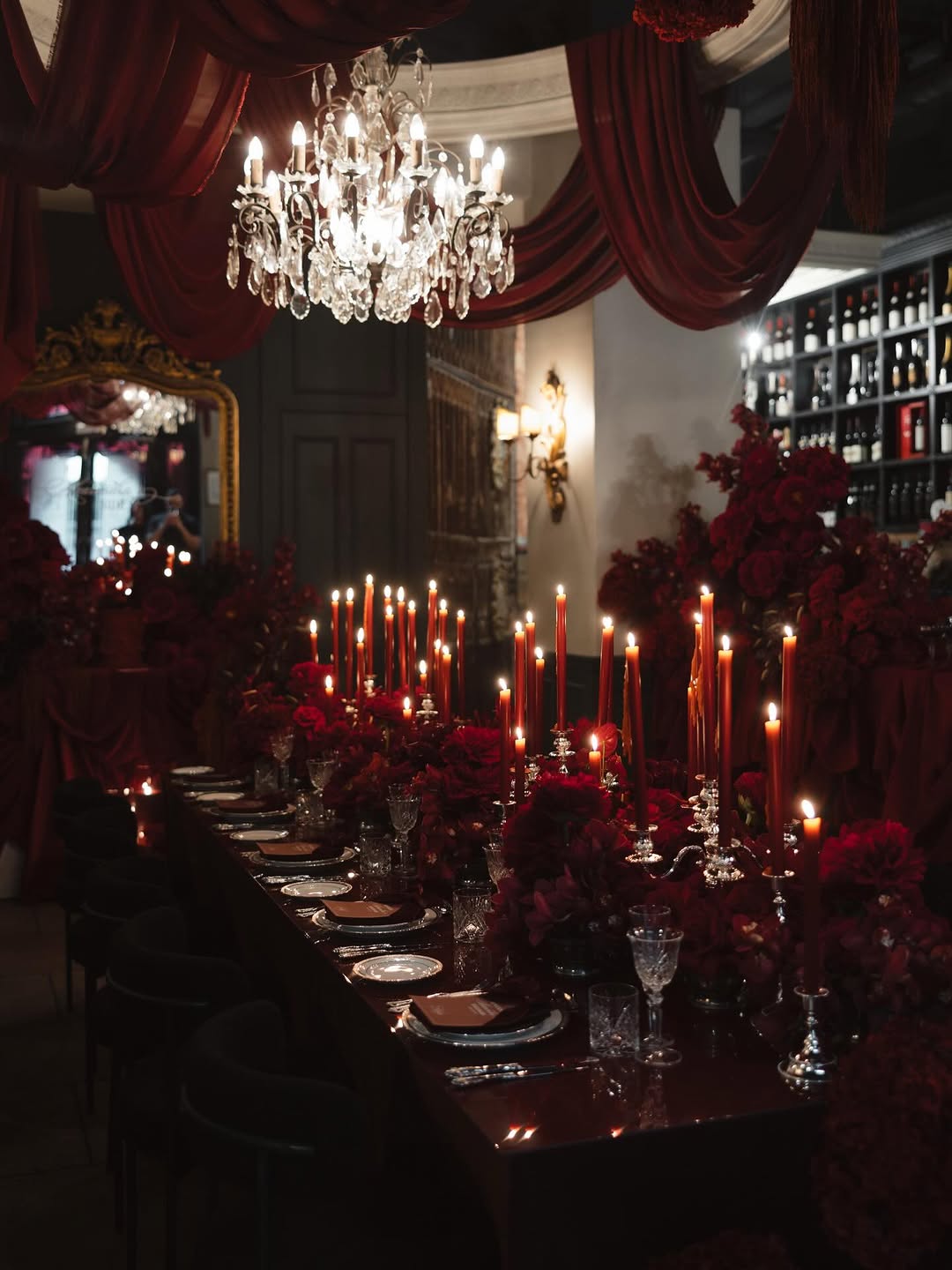 زينة الأحمر القوي- الصورة من Dk Events