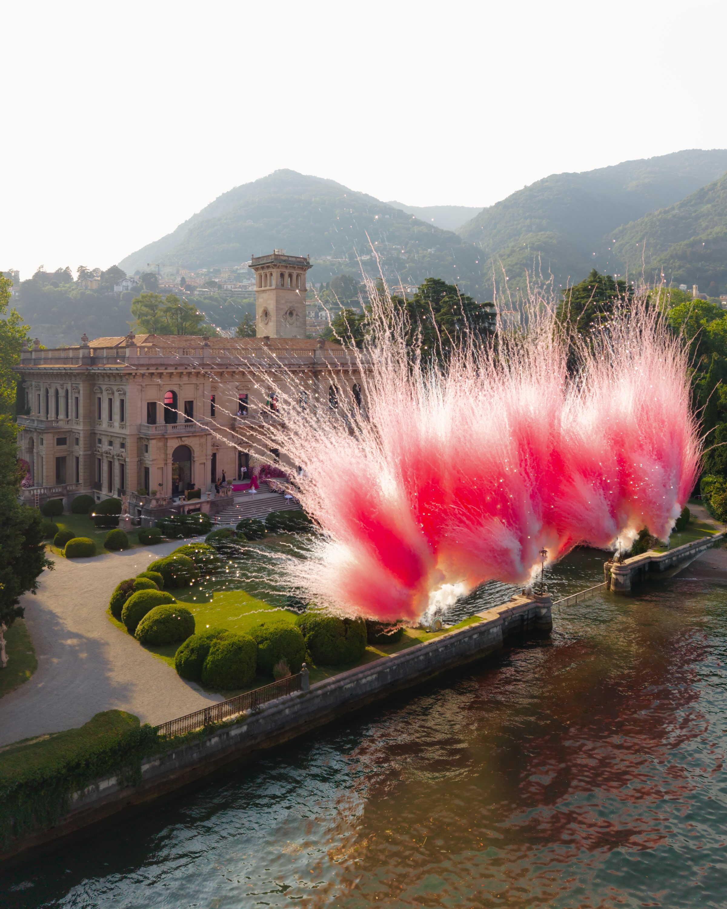 زينة الاحتفالات بالوردي- من صفحة @The Lake Como Wedding Agency