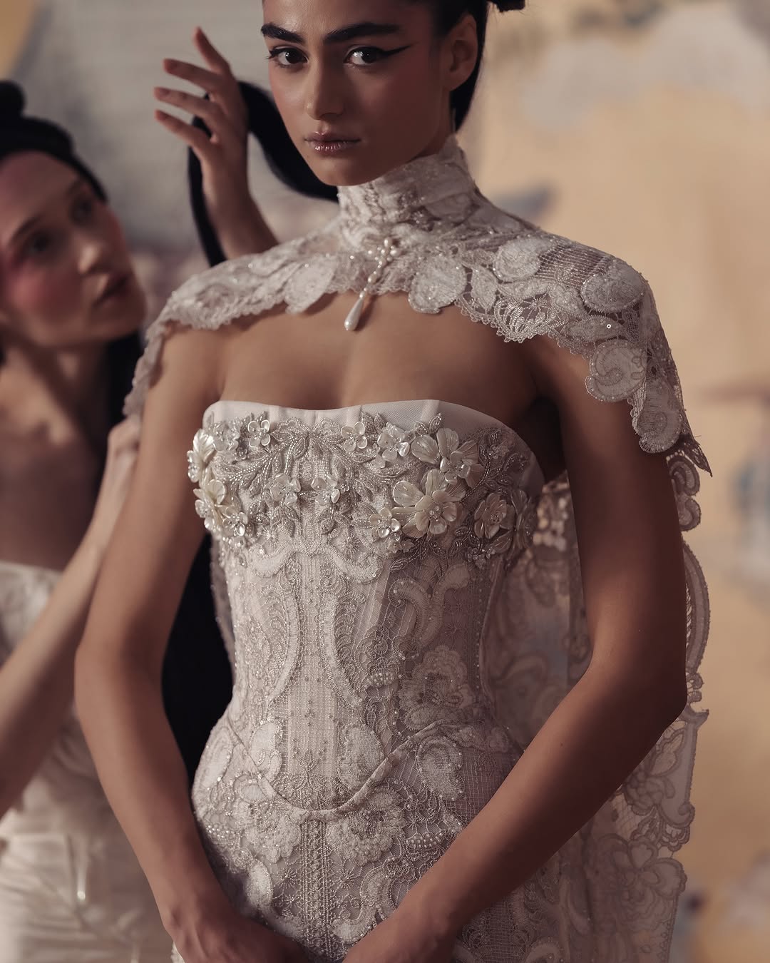 زينة اللؤلؤ مع الوؤود من دار Paváne Couture Bridal
