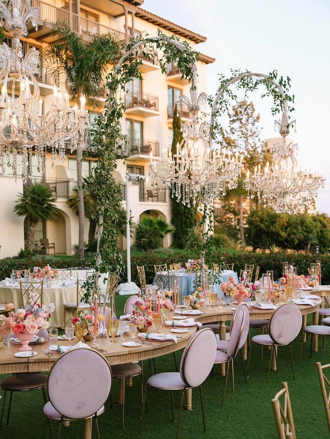زينة ثريات كريستال فاخرة- الصورة من صفحة Grace Ormonde Wedding Style على انستغرام