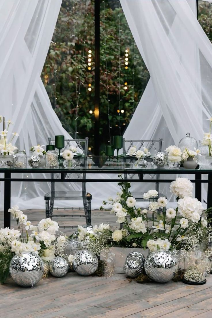 زينة جنب الطاولة بالكروم- الصورة من  Pinterest