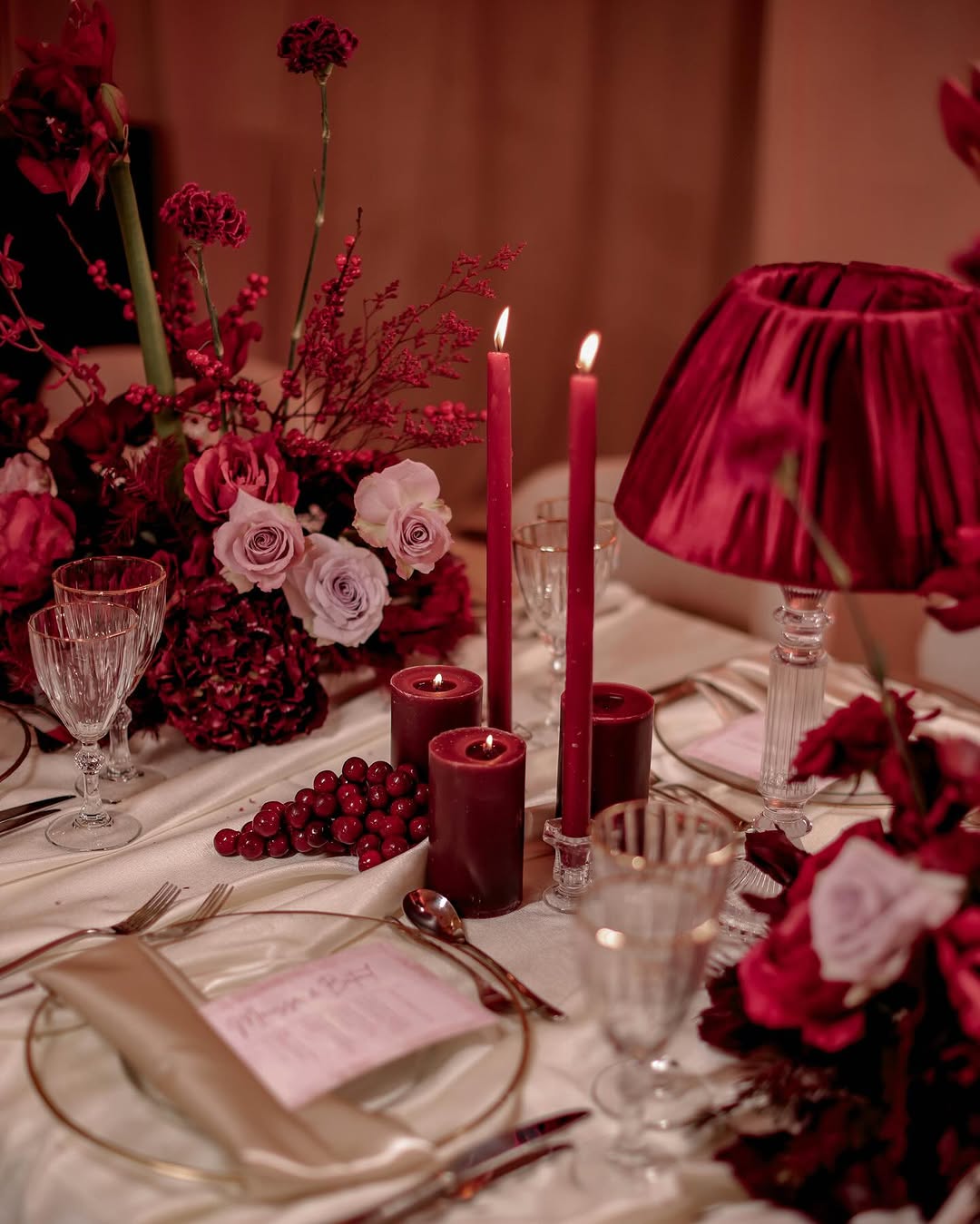 زينة حمراء للطاولات- Imad Kazan Events