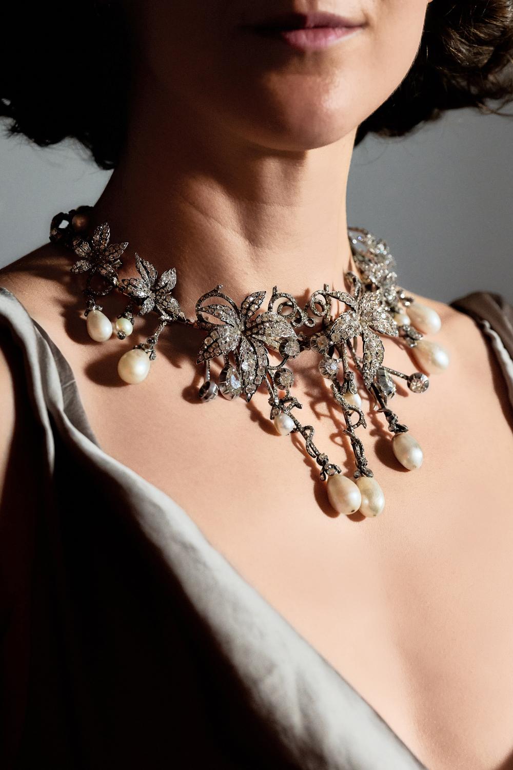 زينة شعر نادرة وذات أهمية تاريخية كبيرة من اللؤلؤ الطبيعي والماس، يمكن ارتداؤها كعقد