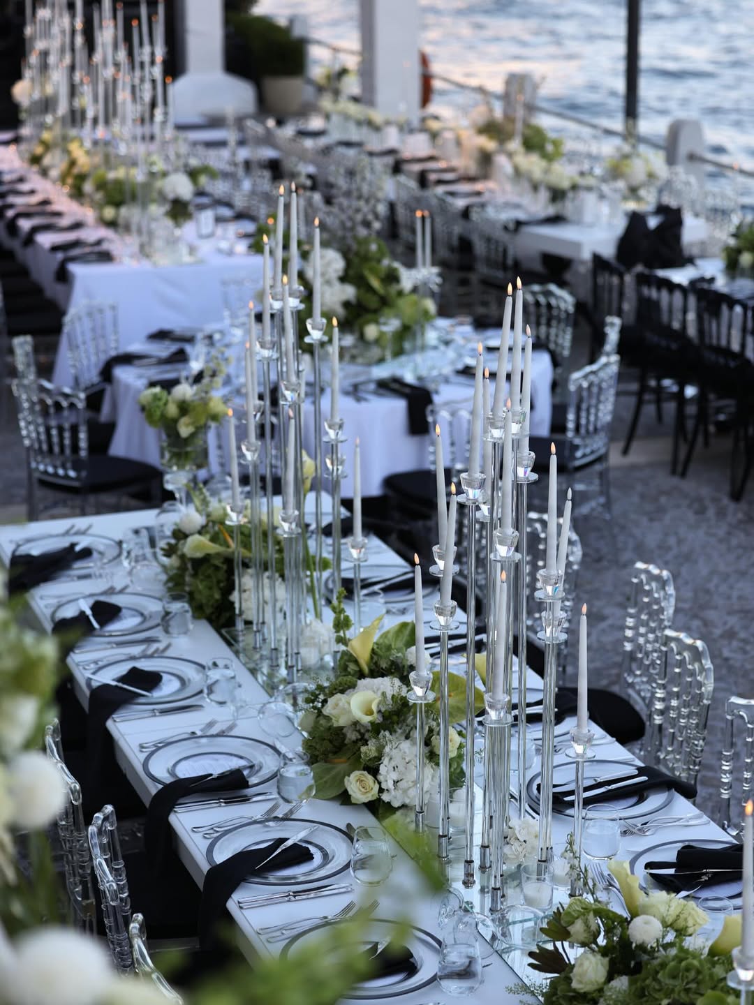 زينة شمعدانات على الطاولات- الصورة من صفحة kmeventsglobal