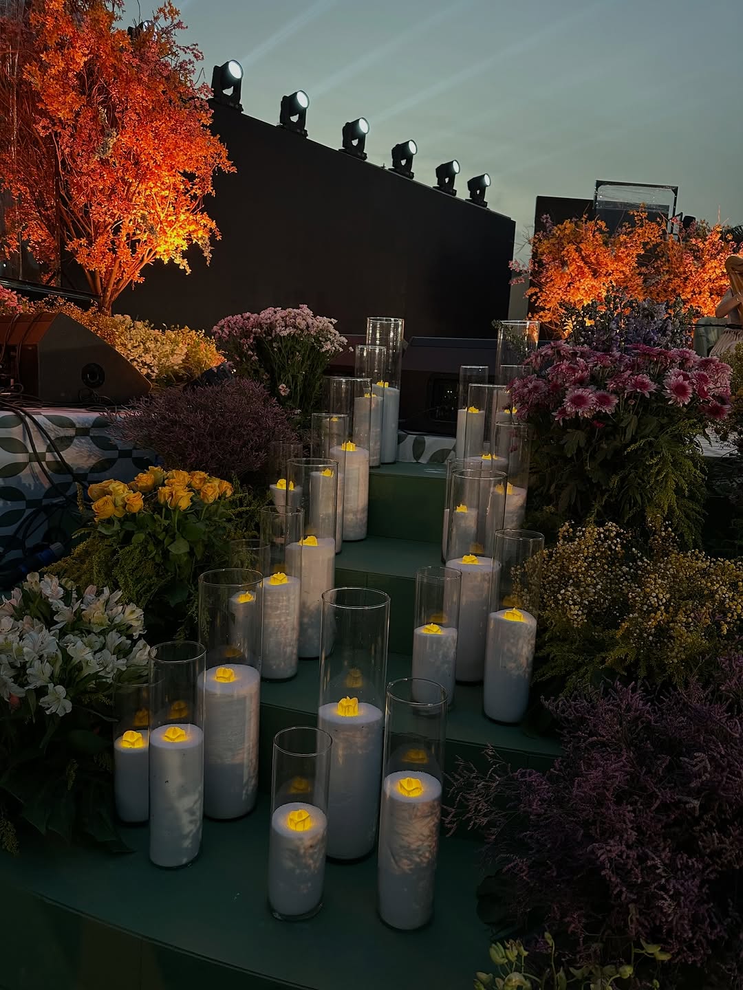 زينة شموع على ممر العروس- الصورة من صفحة Warm candles