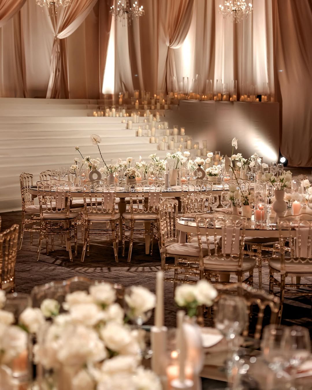 زينة شموع ناعمة على الدرج- من صفحةAVA VENUE