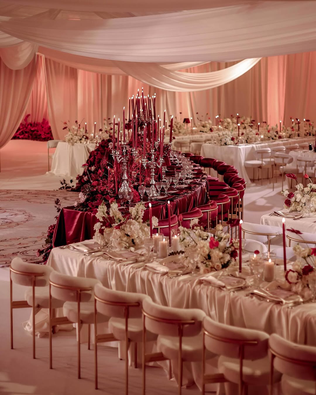 زينة طاولات بالأحمر- الصورة من Imad Kazan Events