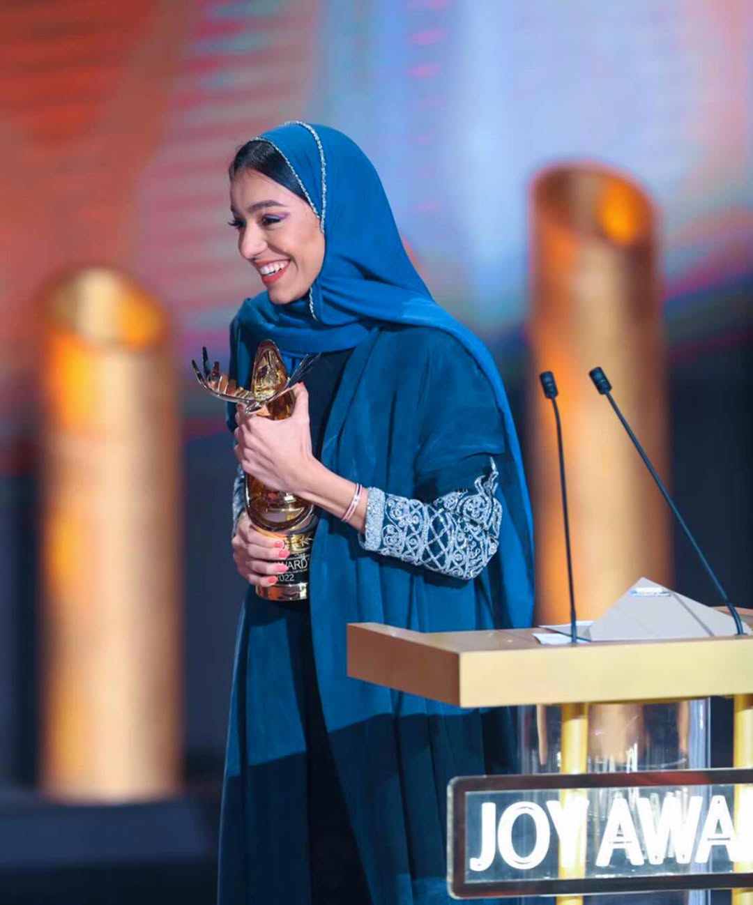 زينة عماد الفائزة بجائزة الموسيقى في الدورة الأولى خلال فوزها بإحدى جوائز حفل Joy Awards