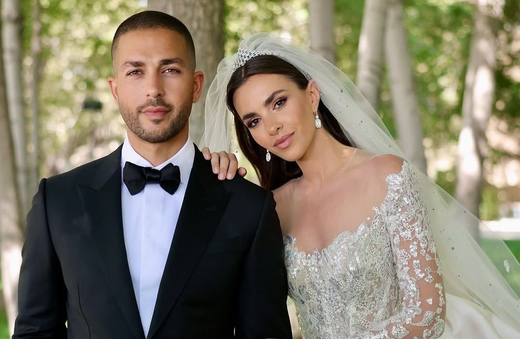 زينة قطامي تزين شعرها بتاج ملكي ناعم