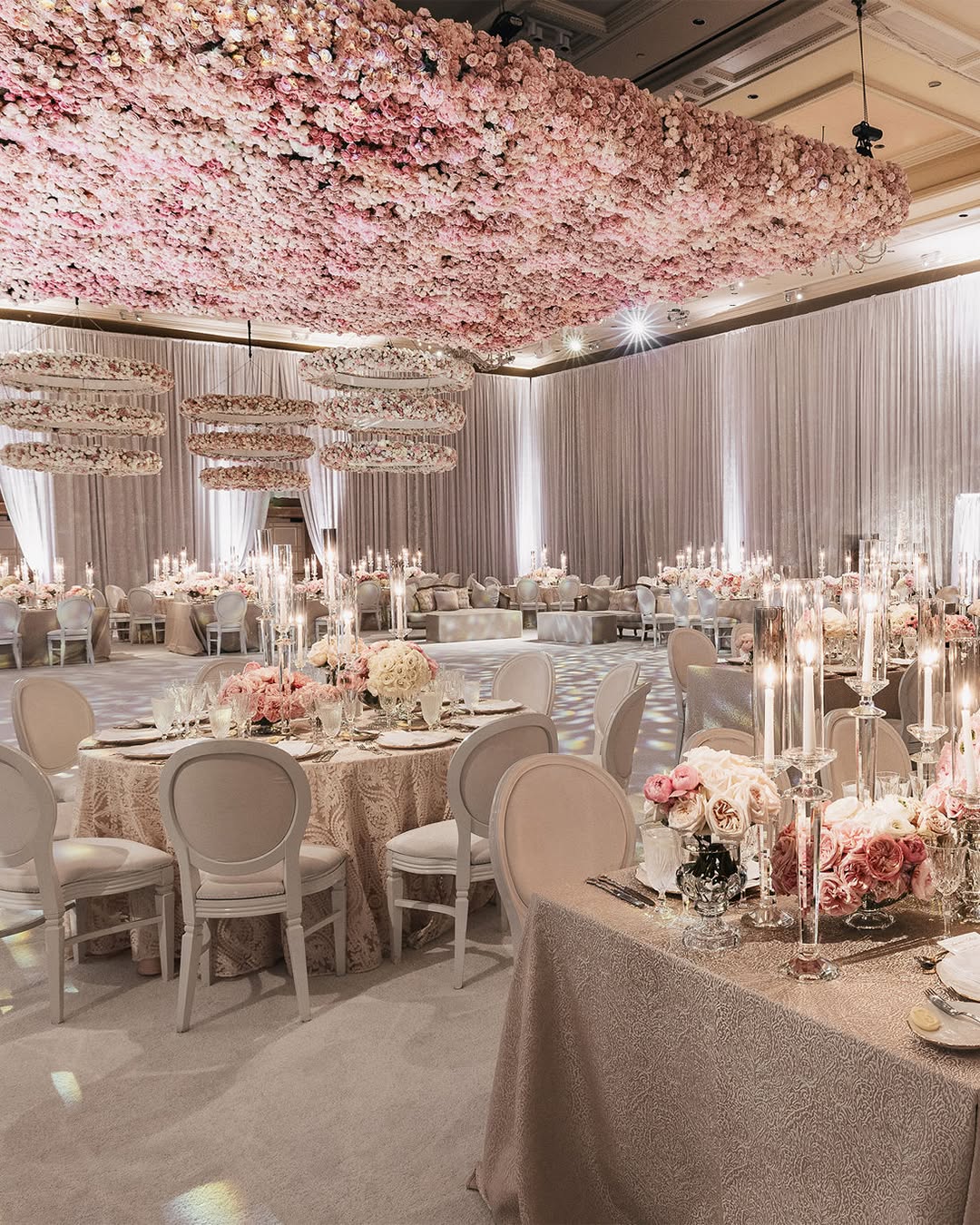 زينة مشبعة بالوردي- الصورة من صفحة Breakers Wedding