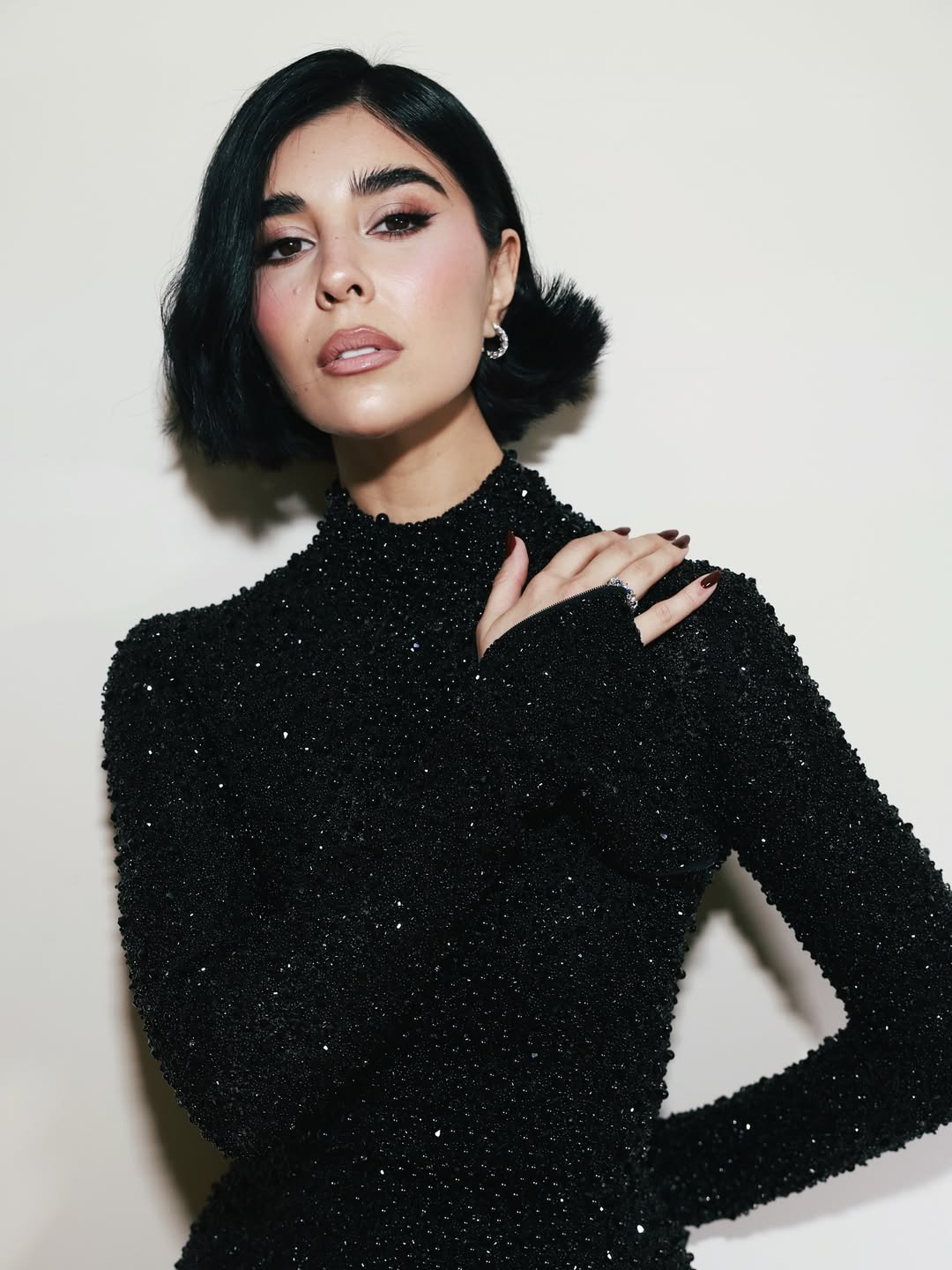 زينة مكي بجاذبية الريترو القوية في مهرجان البحر الأحمر