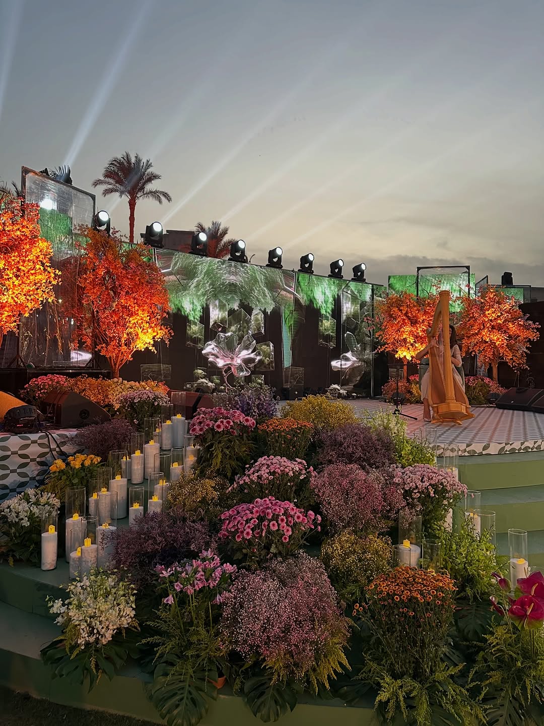 زينة ناعمة على الممر - الصورة من Warm candles