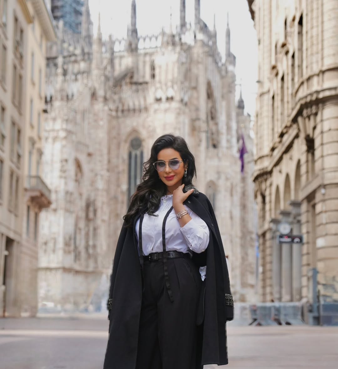 زينت لجين القميص الأبيض بشريط أسود