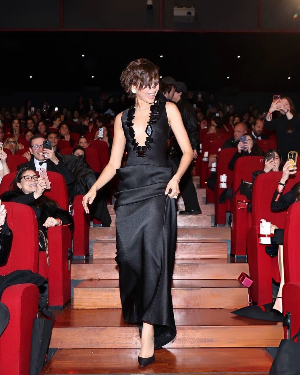  زيندايا بالفستان الأسود من تصميم Giorgio Armani