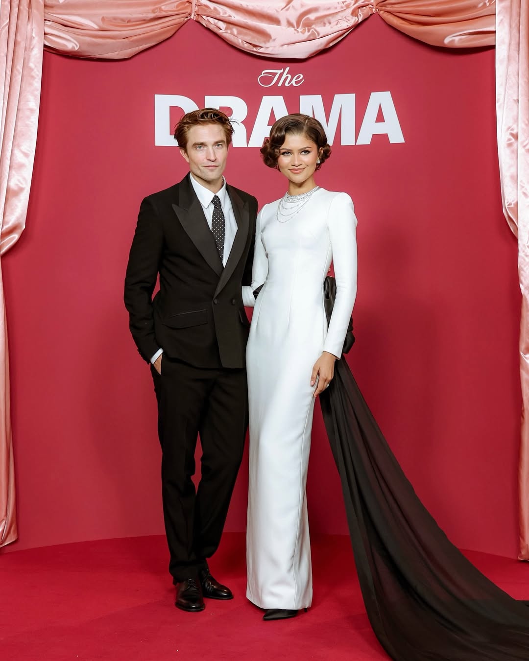 زيندايا بفستان بتصميم حديث باللون الأبيض من دار Louis Vuitton