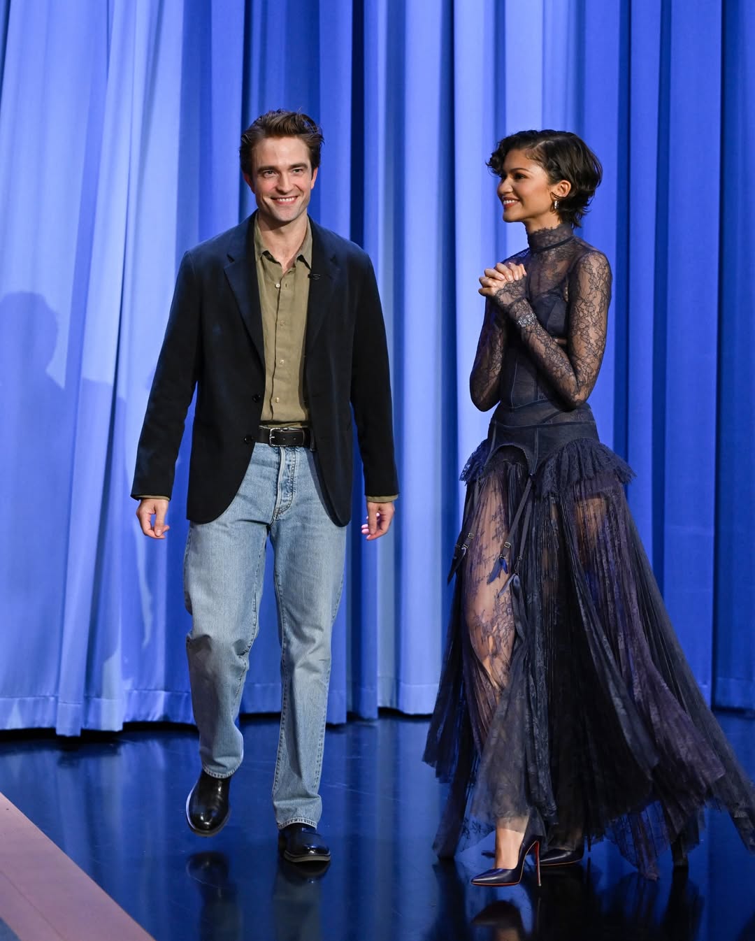 زيندايا بفستان طويل مصمم من الدانتيل المطرز باللون الأزرق الداكن