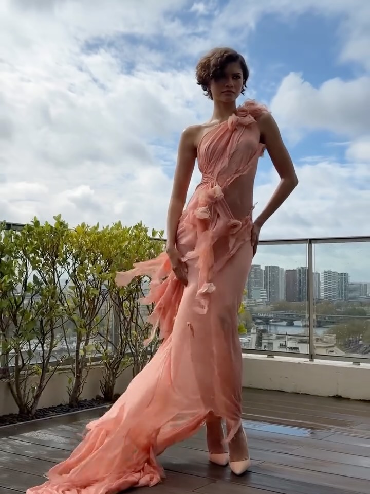 زيندايا ترتدي فستانا ناعما باللون السيمون