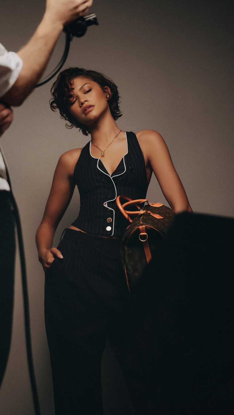 زيندايا مرتدية بدلة كلاسيكية معاصرة