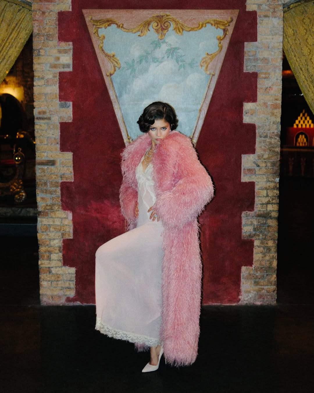  زيندايا مرتدية فستانا طويلا باللون الأبيض