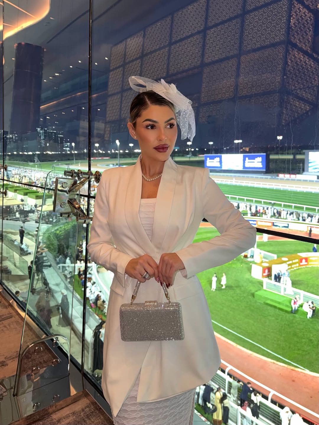  سابرينا فضلت هي الأخرى  تنسيق إطلالة مونوكروم باللون الأبيض