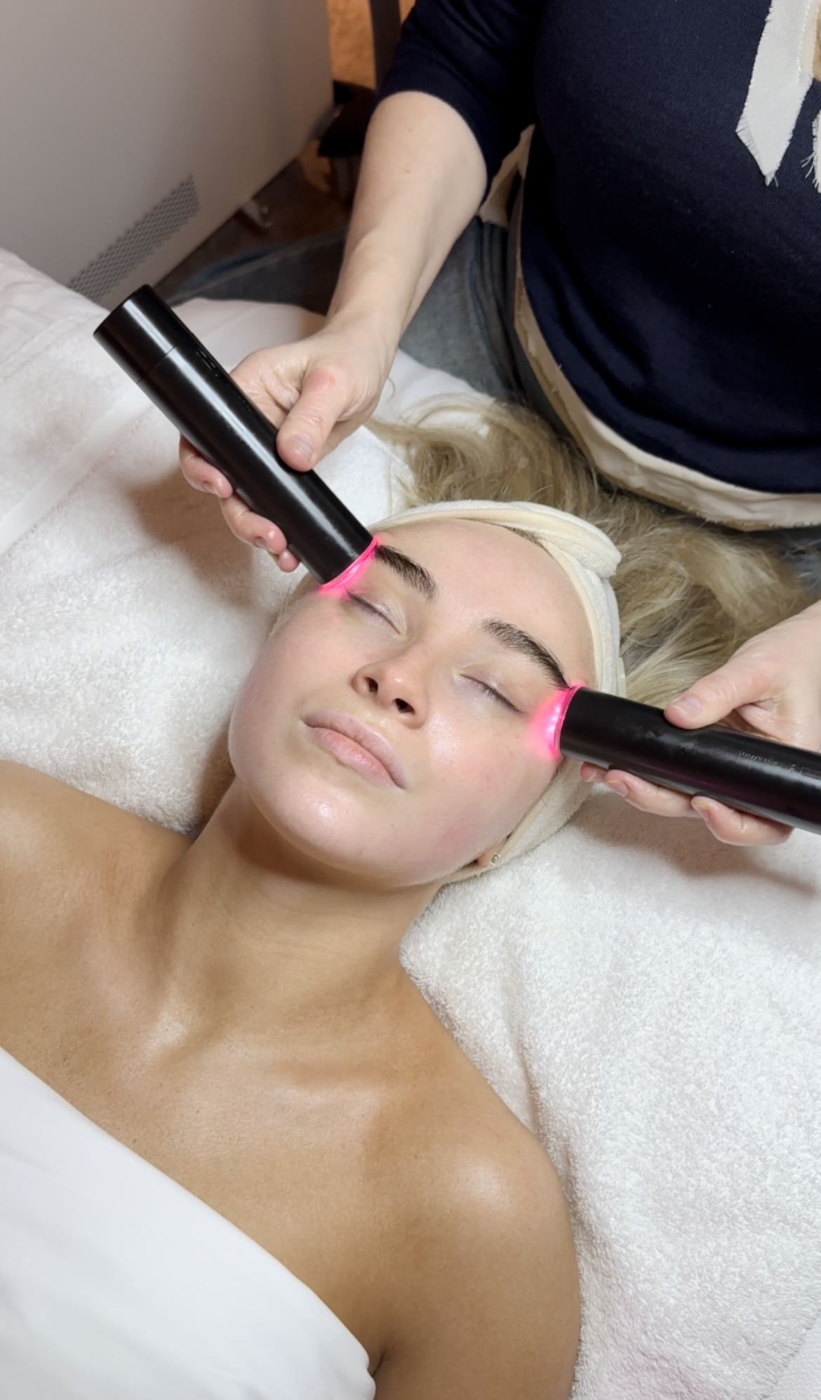 سابرينا كاربنتر وجهاز Laser PRO