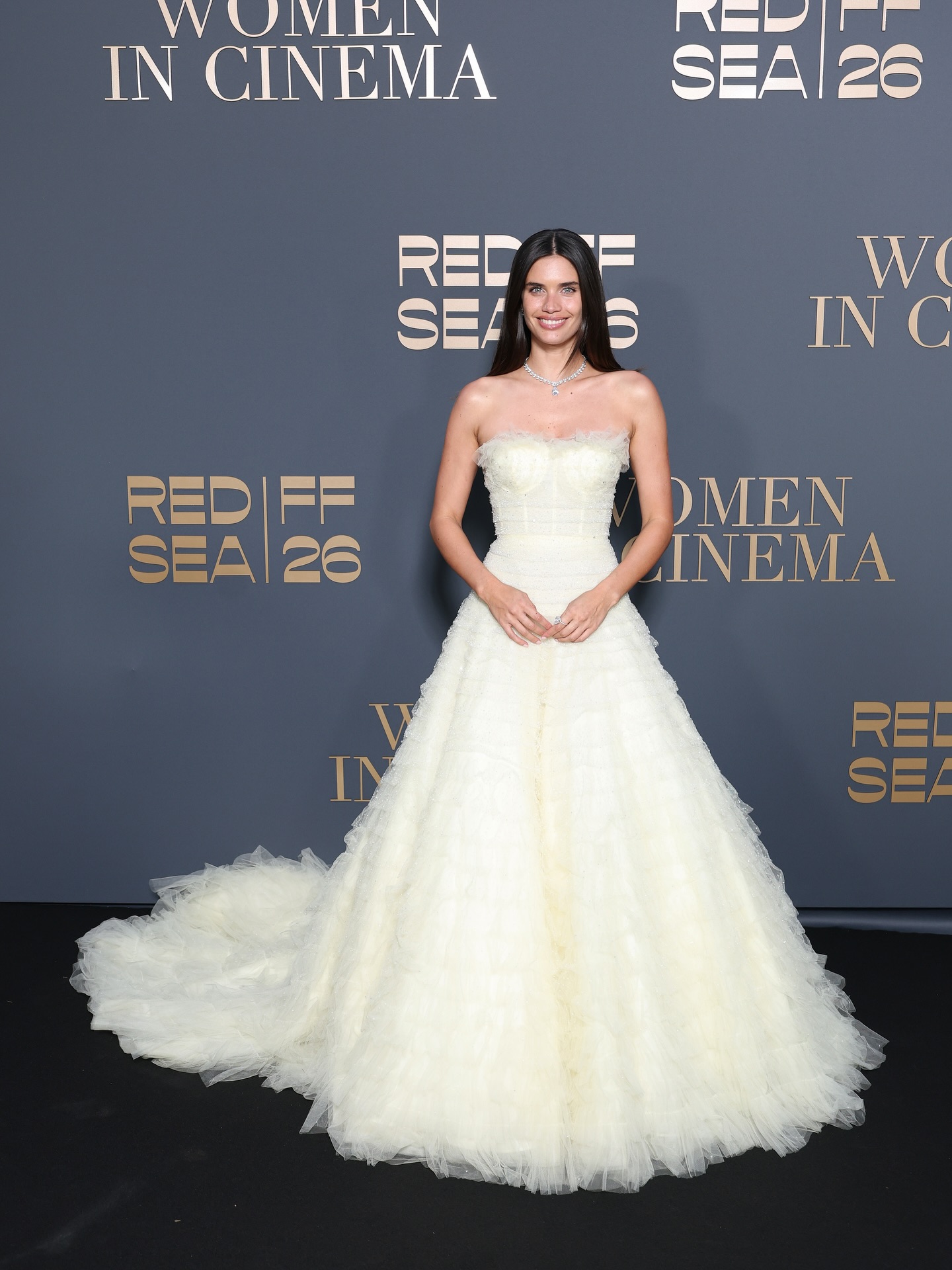 سارا سامبايو Sara Sampaio بمجوهرات مرصّعة بالألماس البرّاق