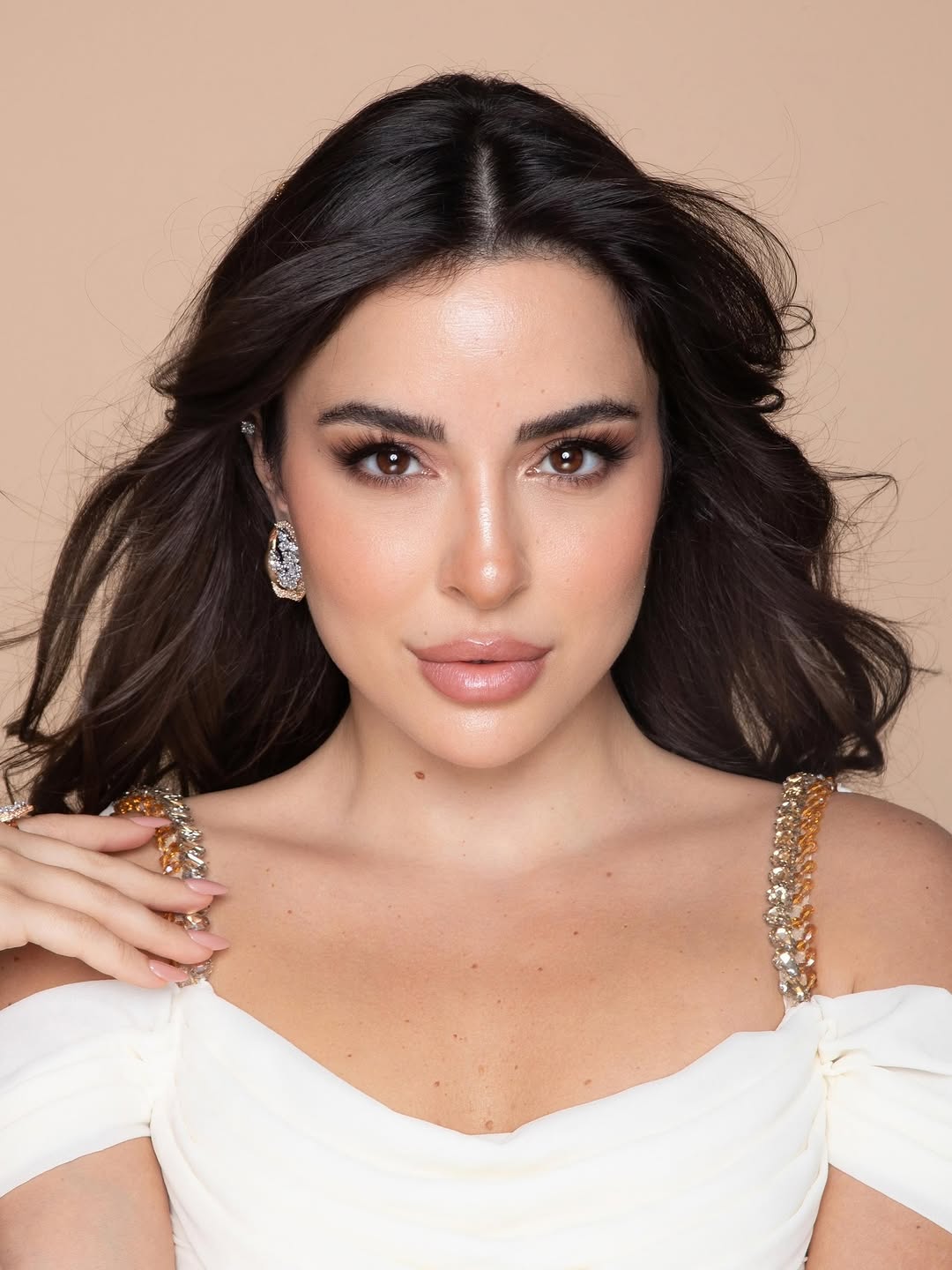 سارة أبي كنعان بإطلالة تجمع بين النعومة والجاذبية