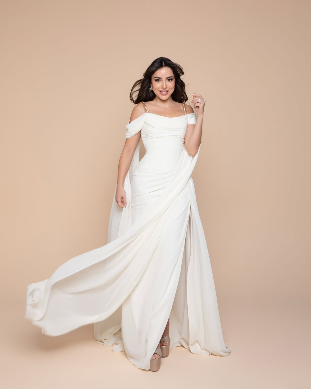 سارة أبي كنعان بفستان ابيض من توقيع Thym