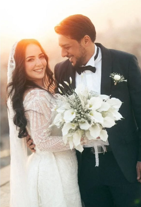 سارة درزاوي ببوكيه ورد بيضاء 