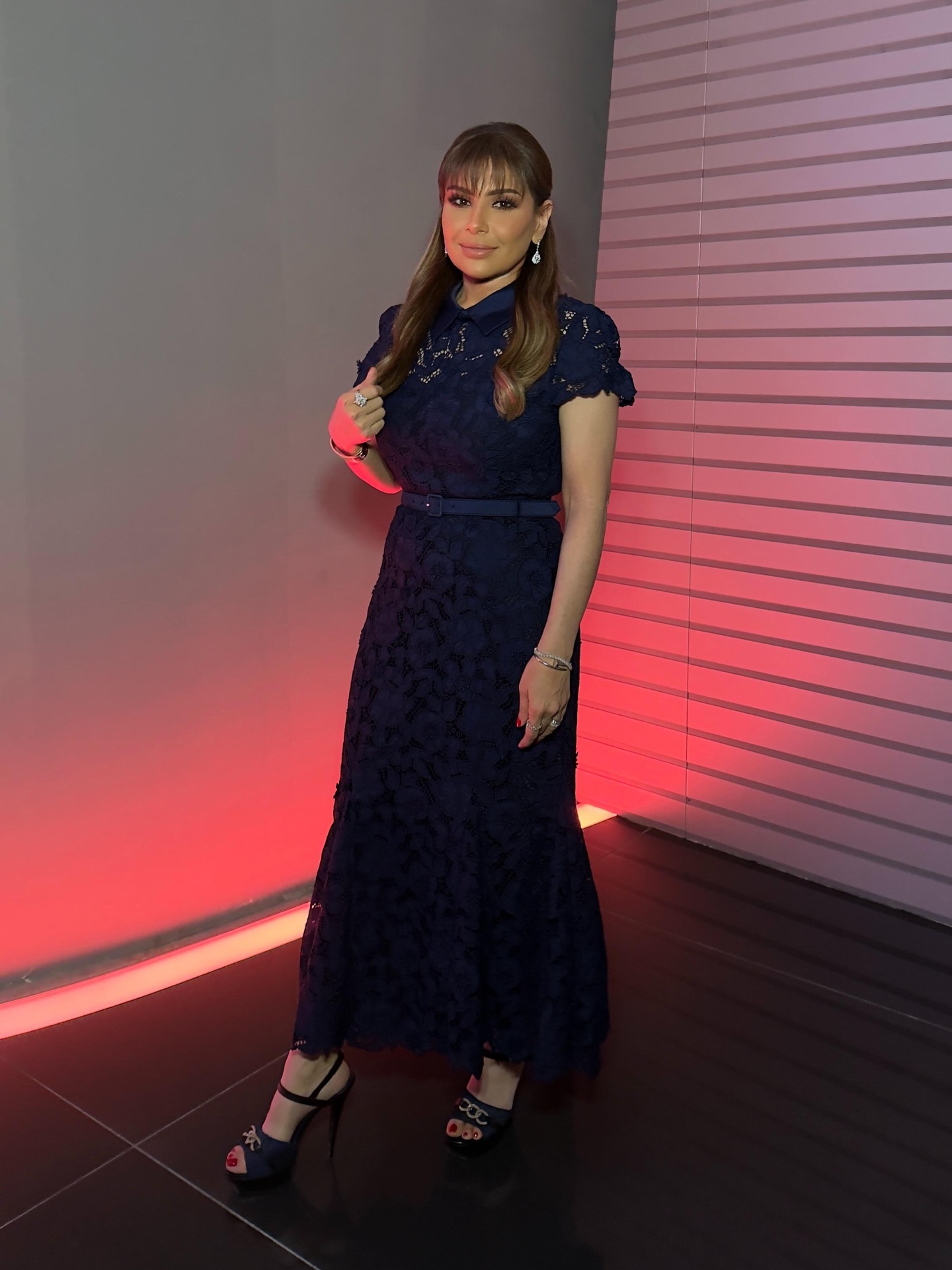 سارة دندراوي متألقة بفستان دانتيل كحلي