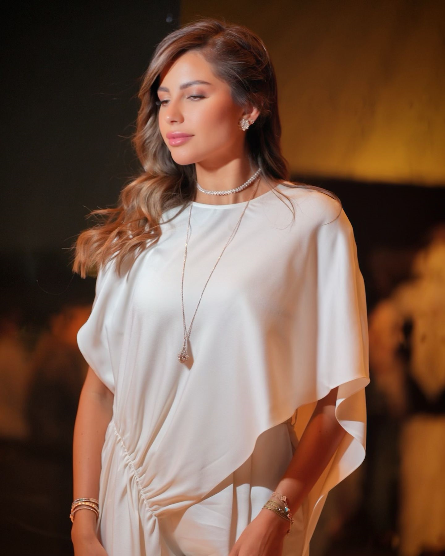 سارة مراد بالشعر الويفي والمكياج الترابي