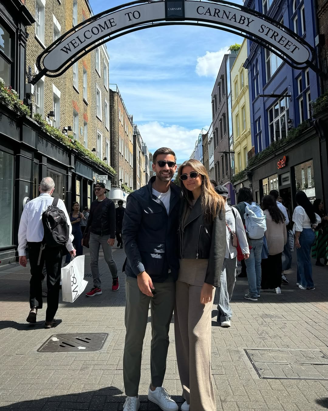 سارة مع زوجها في شوارع لندن