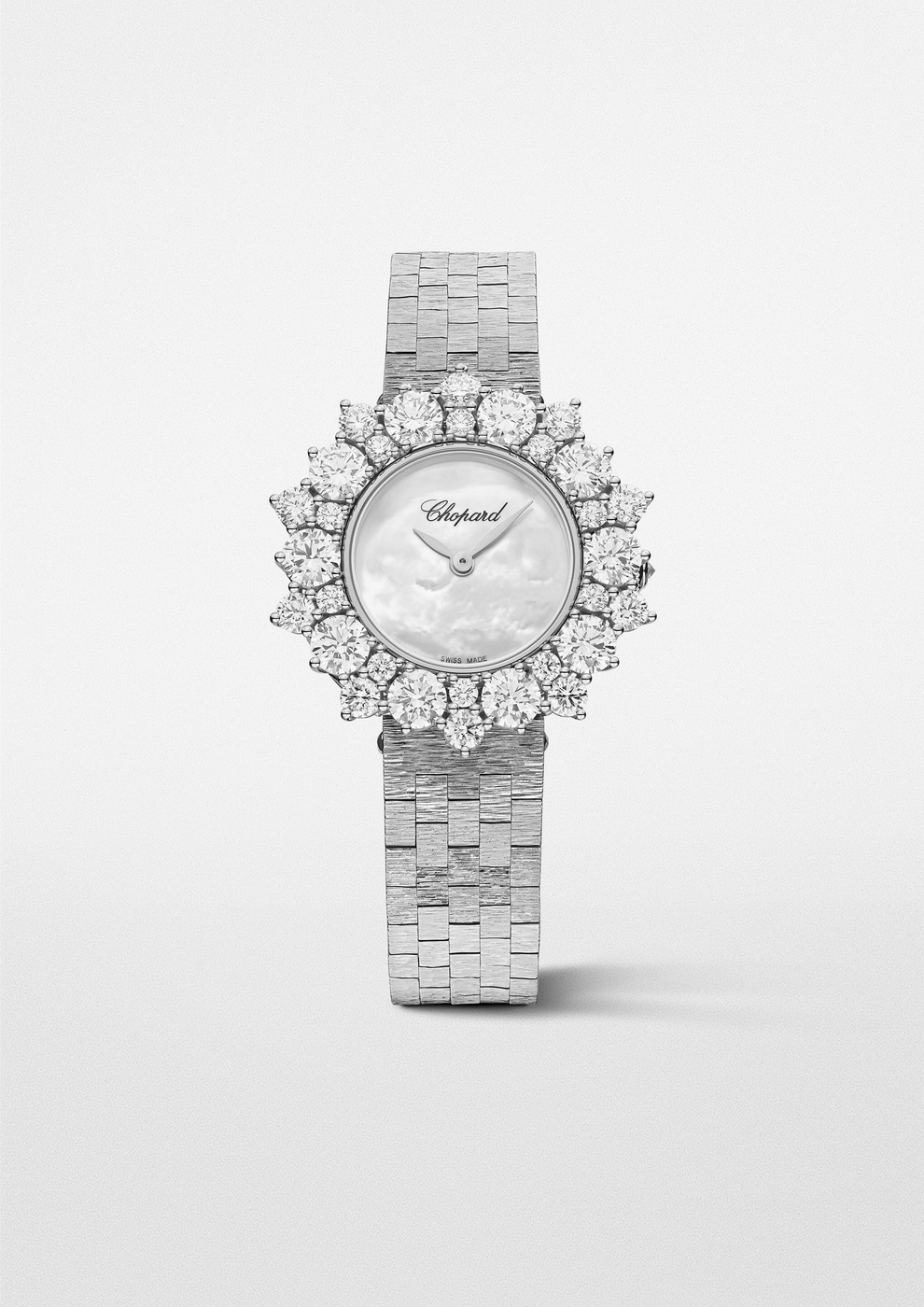 ساعة L'Heure du Diamant بقياس قطر 30 ملم، مصنوعة من الذهب الأبيض الأخلاقي عيار 18 قيراطاُ