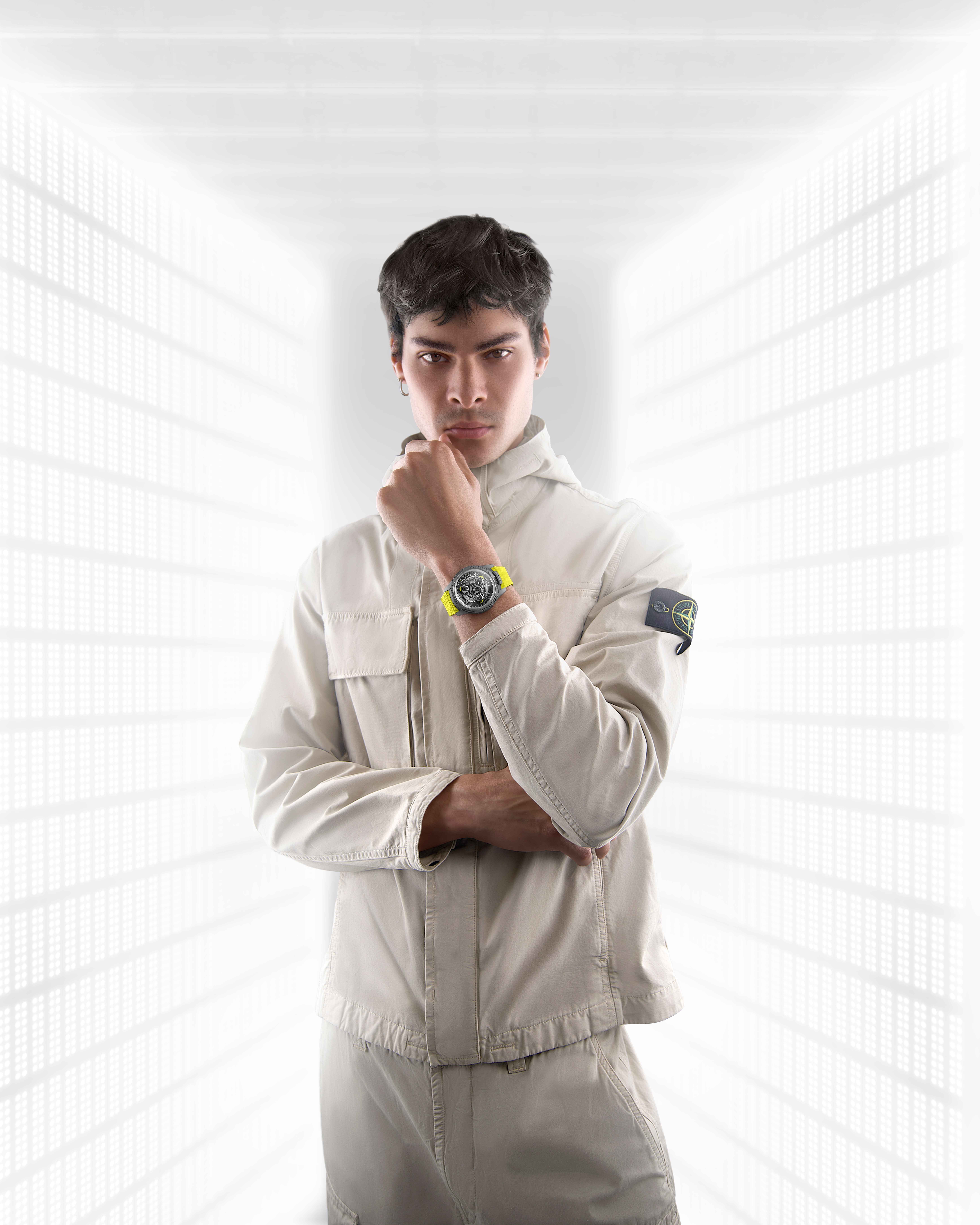 ساعة UR-FREAK ثلاث أذرع دوّارة، كل منها يحمل قرصاً مقبّباً للساعة