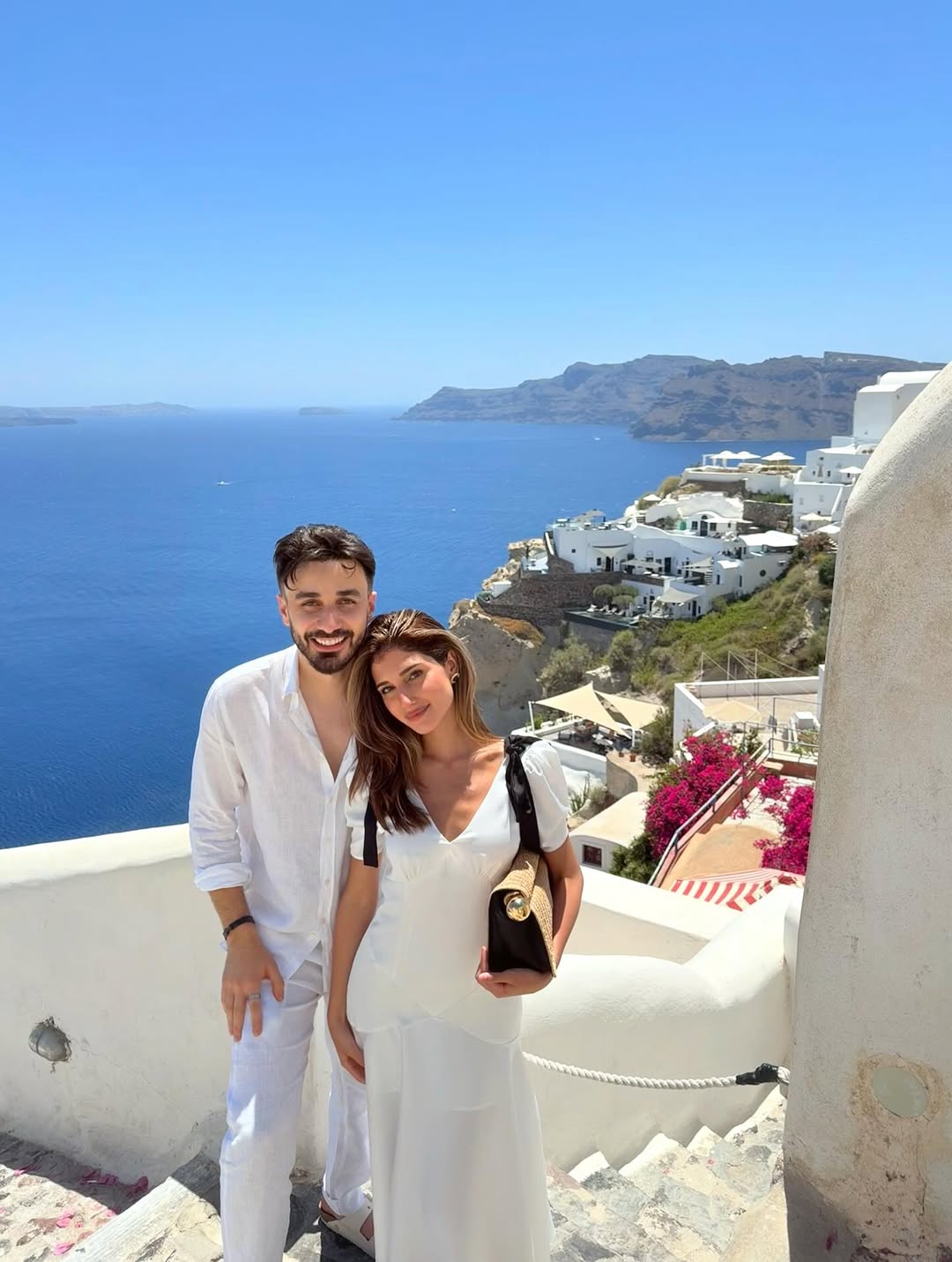 سانتوريني تجمع شيرين وأسامة