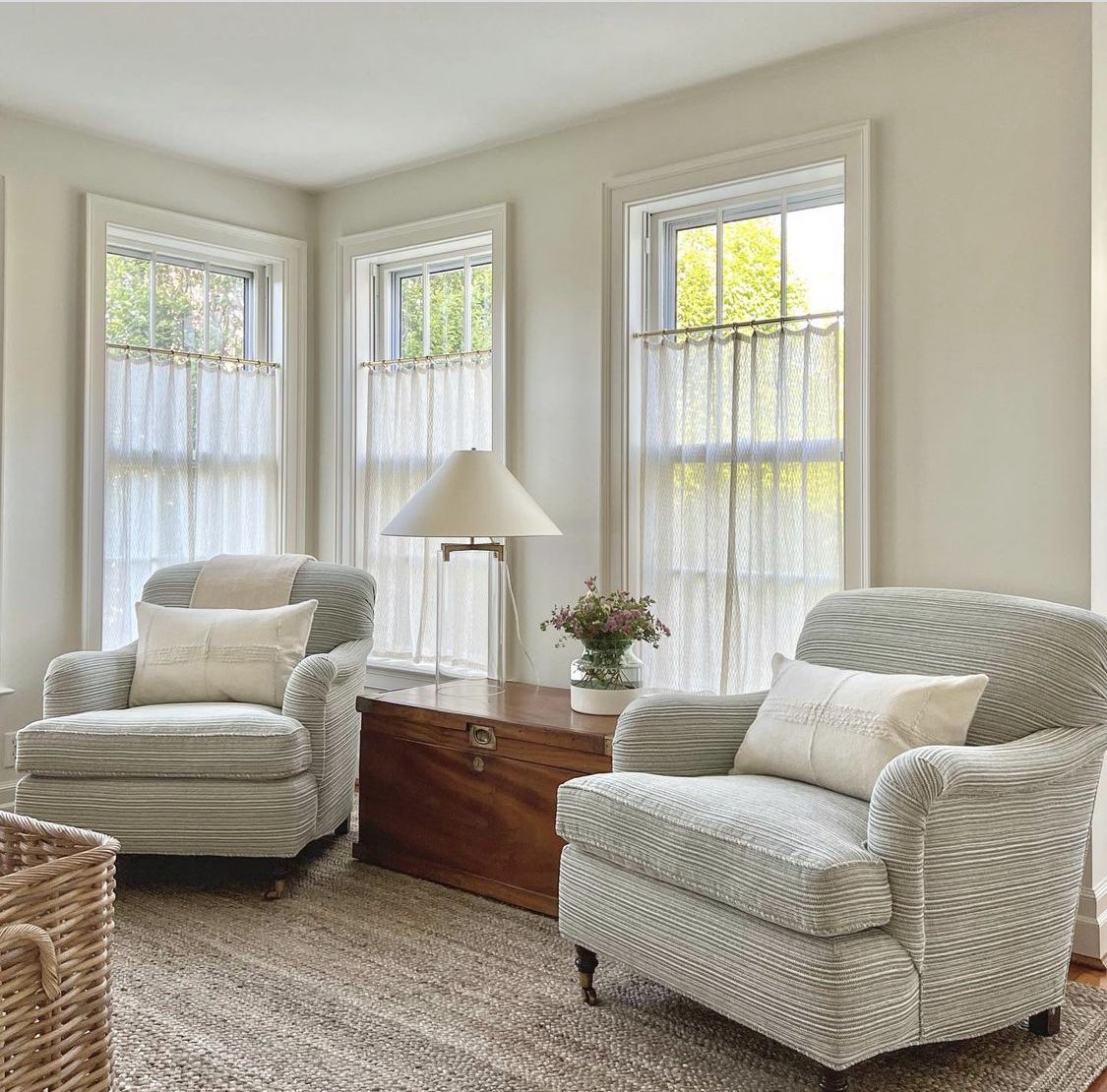 ستائر الكافيه لديها القدرة على السماح بدخول أكبر قدر من الضوء الطبيعي دون التأثير على الخصوصية