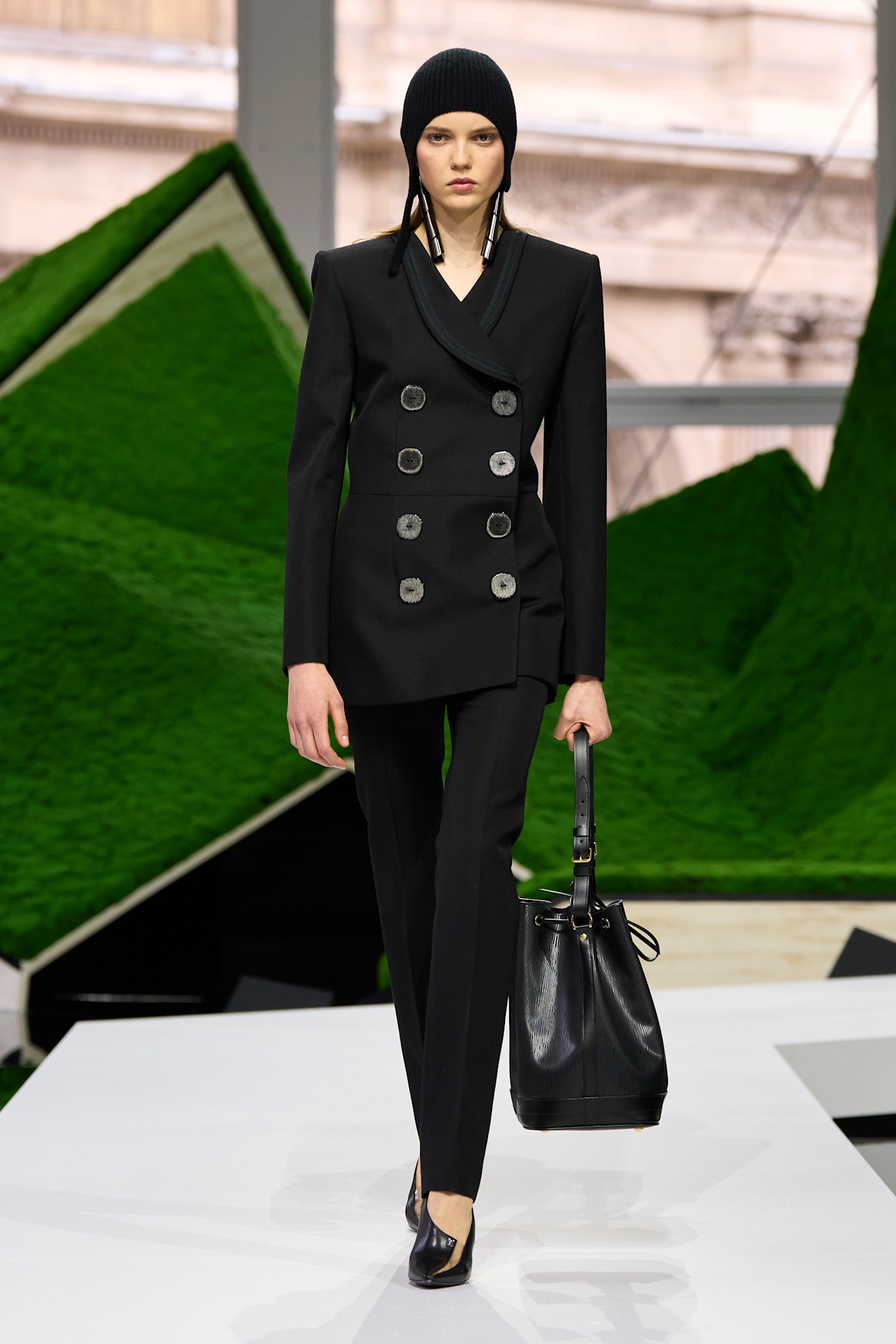 سترة بلايزر من مجموعة الأزياء الجاهزة لخريف 2026 من Louis Vuitton