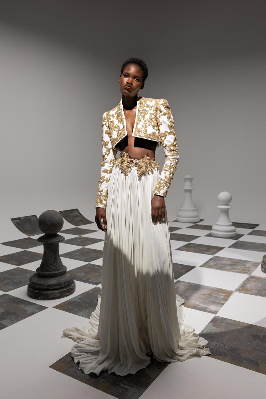 سترة ساتان بيضاء مائل للصفرة، مقصّرة ومفصّلة بعناية، مع تطريز ثلاثي الأبعاد باللون الذهبي