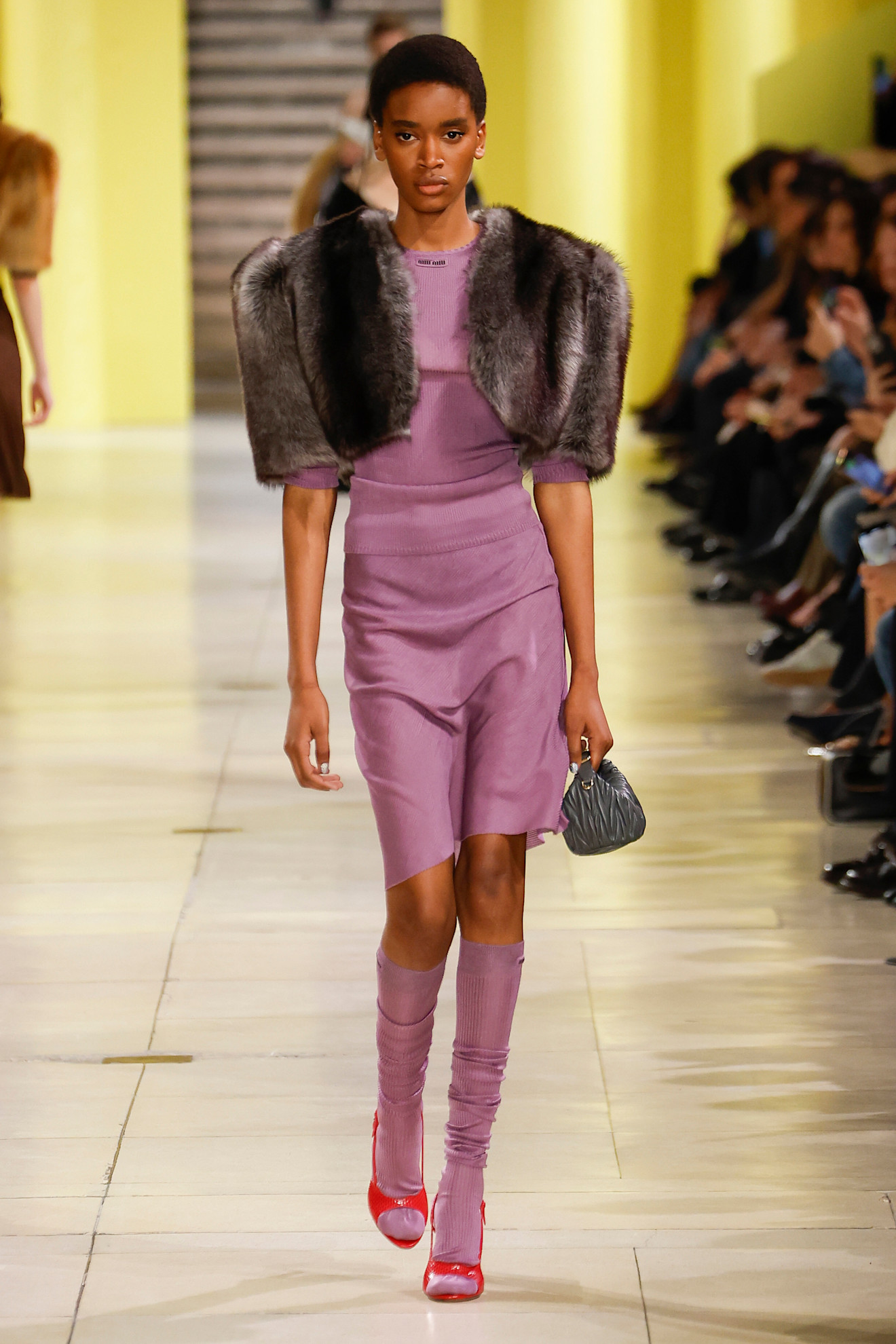 سترة قصيرة عصرية من Miu Miu