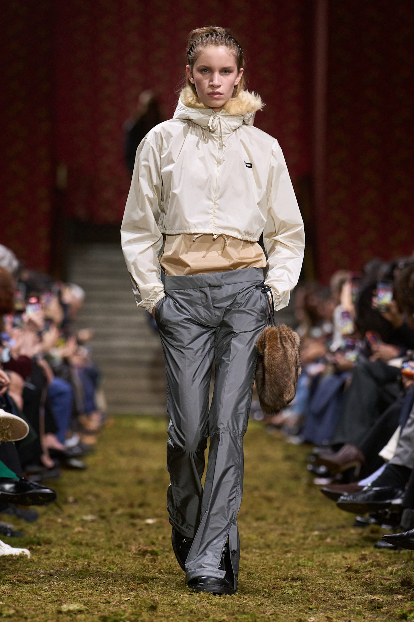 سترة Windbreaker من Miu Miu من مجموعة الأزياء الجاهزة لخريف وشتاء 2026-2027