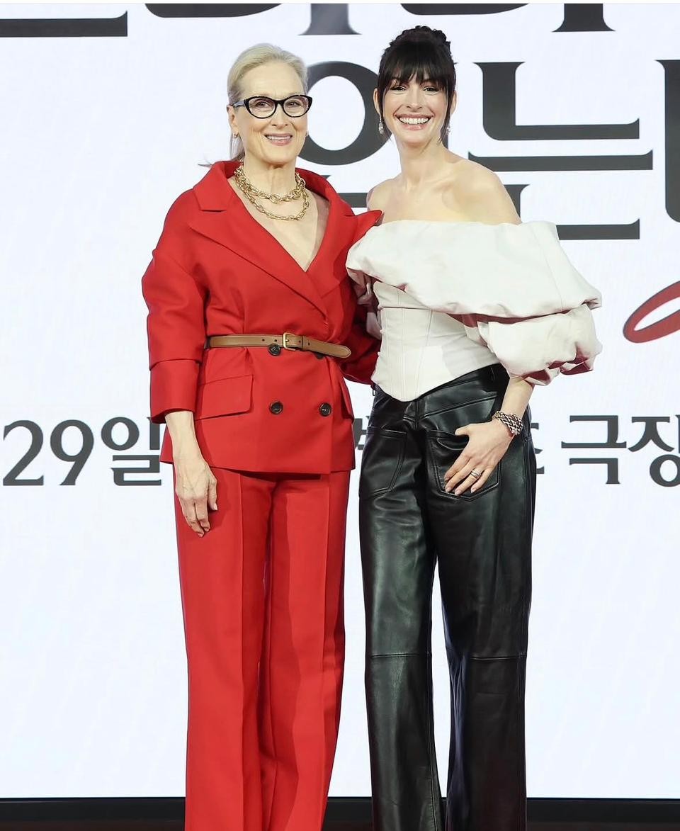 آنا هاثاواي وميريل ستريب في إحدى جولات العروض الافتتاحية لفيلم The Devil Wears Prada 2