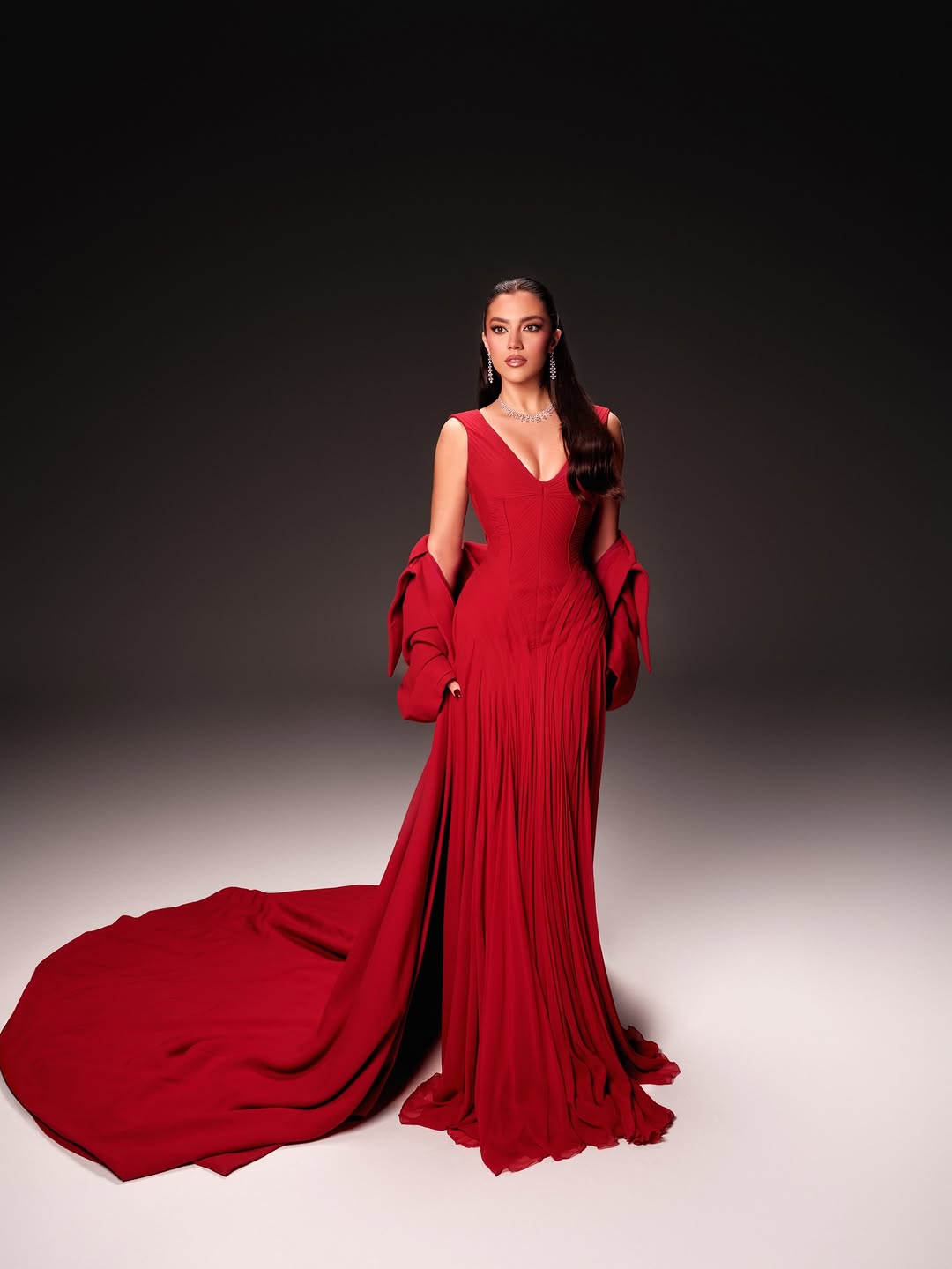 ستيفاني صليبا بفستان أحمر من جورج حبيقة