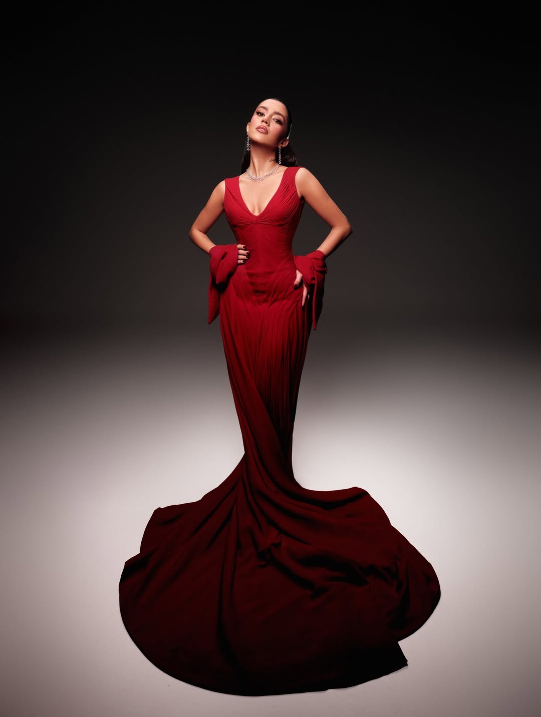 ستيفاني عطا الله بالفستان الأحمر من تشكيلة المصمم جورج حبيقة