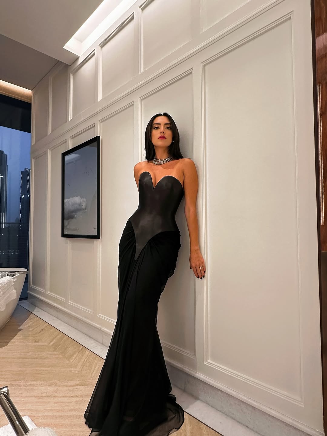 ستيفاني عطا الله بفستان سهرة طويل باللون الأسود من الجلد