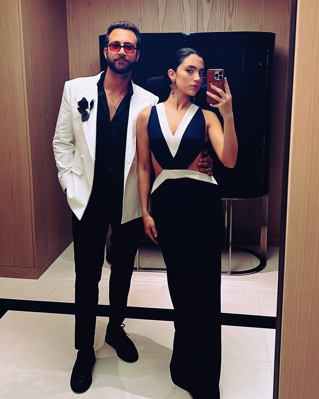 لفتت ستيفاني عطالله الأنظار بإطلالات متناغمة جمعتها بخطيبها الفنان زاف