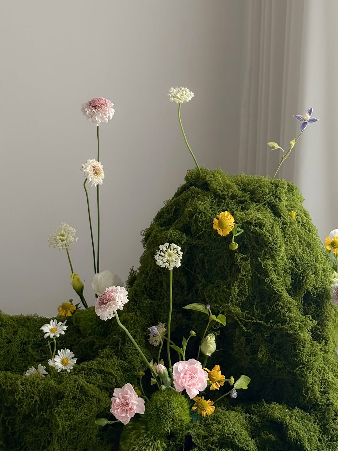 سجادة من الطحالب والزهور البرية من صفحة pollen atelier@  على انستغرام