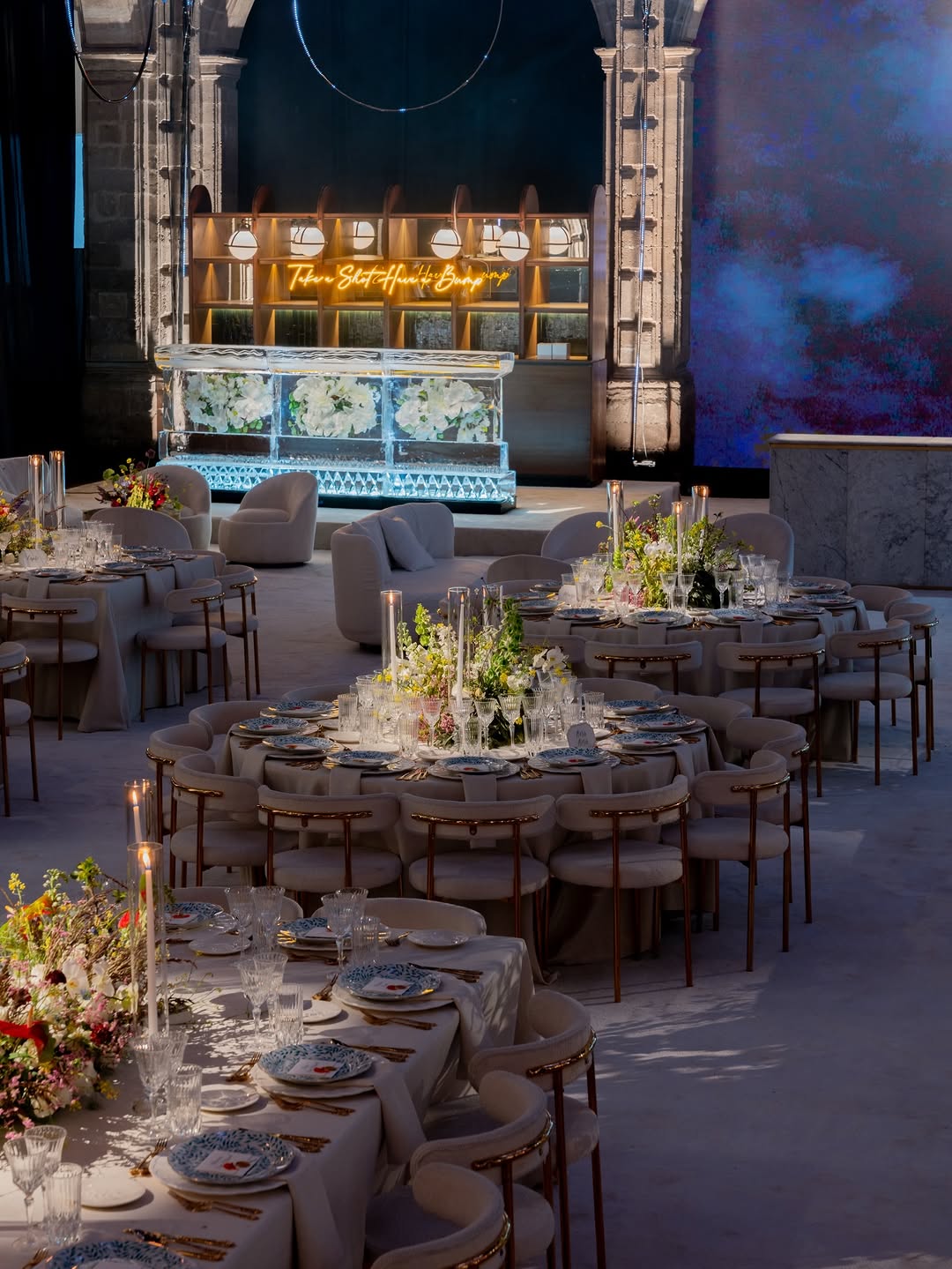 سحر الألوان الدافئة في حفل الزفاف