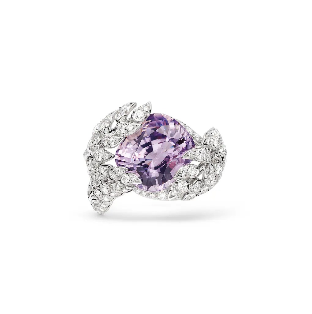 سحر الجمشت في خاتم فاخر من Chaumet