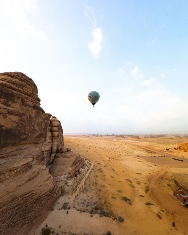 يمكنكم الاستمتاع بوجبة لا تنسى رفقة من تحبون مع تجارب المناطيد المشوقة في العلا 